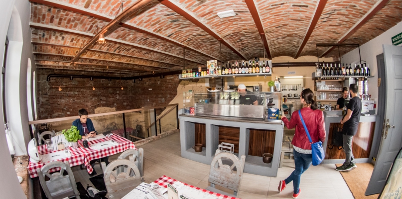 Pizzernia działa w odrestaurowanym stuletnim budynku z czerwonej cegły. Fot. Tomasz Berent