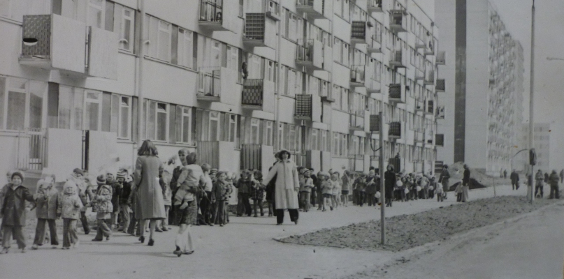 7. Dzieci z Państwowego Przedszkola nr 22 na spacerze na Rubinkowie I, około 1978,  zdjęcie z: Archiwum SM ?Rubinkowo?
