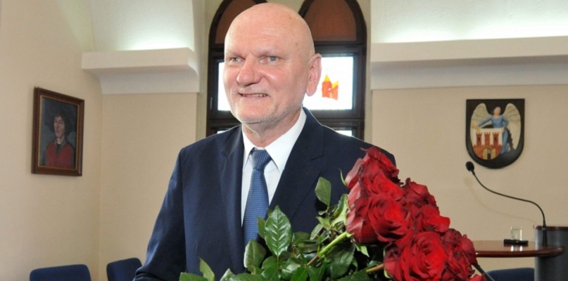 Po czwartkowym głosowaniu nad absolutorium, prezydent Zaleski otrzymał róże. Fot. urząd miasta Torunia