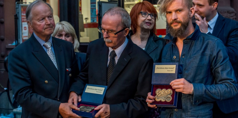 Prof. Marian Filar i Tomasz Organek to kolejni laureaci Piernikowej Alei Gwiazd, fot. Tomasz Berent