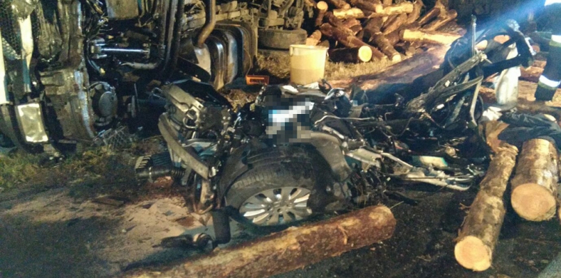 W wyniku zderzenia śmierć poniósł 40-letni kierowca mercedesa, fot. Komenda Policji w Brodnicy