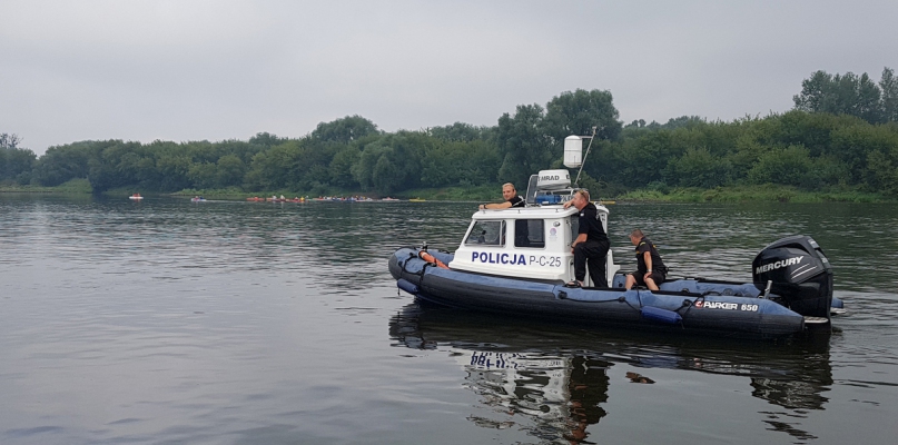 Policjanci patrolowali na łodzi motorowej spływ kajakowy, gdy na wysokości Kaszczorka zauważyli dym i płomienie. Fot. Policja