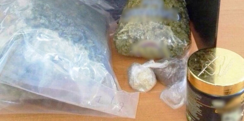 W torbie podróżnej i w mieszkaniu 21-lat miał ponad 12 kg różnych narkotyków, fot. Komenda Miejska Policji w Toruniu