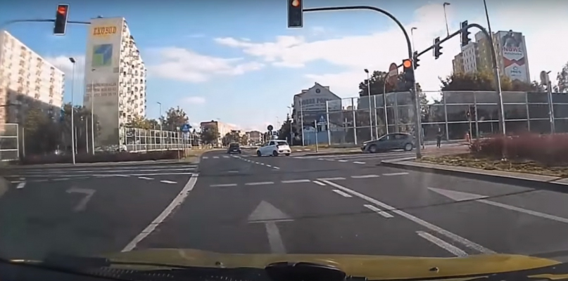 Kierowca zignorował czerwone światło na skrzyżowaniu trasy średnicowej i ul. Grudziądzkiej, fot. YouTube