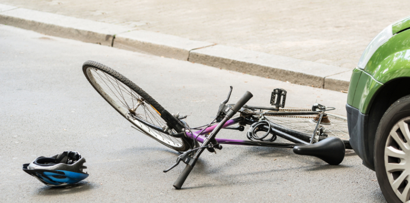 Do potrącenia doszło ok. godz. 6.30. 50-letni rowerzysta zmarł po przewiezieniu do szpitala, fot. depositphotos, zdjęcie ilustracyjne