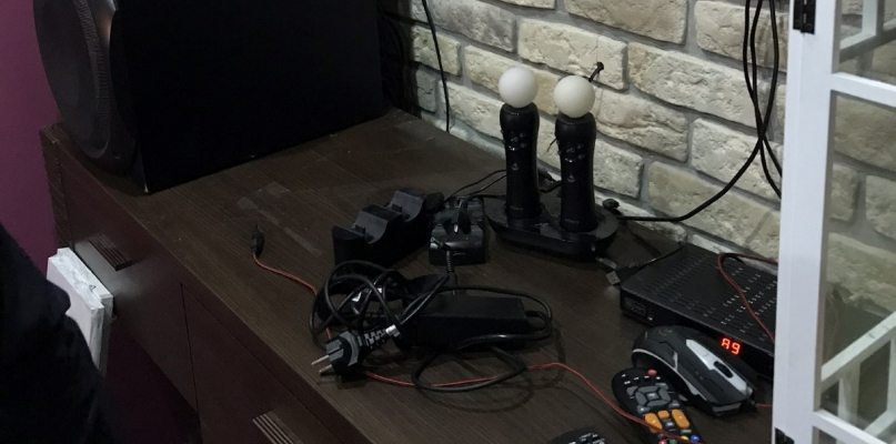 W jednym z mieszkań policjanci zabezpieczyli konsole, sprzęt komputerowy i smartfony, fot. Komenda Wojewódzka Policji w Bydgoszczy