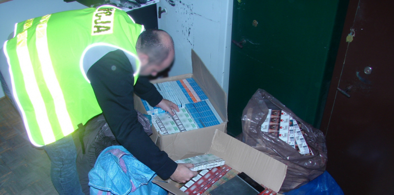 Ponad 60 tys. sztuk papierosów 38-latek trzymał w mieszkaniu na ul. Ligi Polskiej, fot. Komenda Miejska Policji w Toruniu