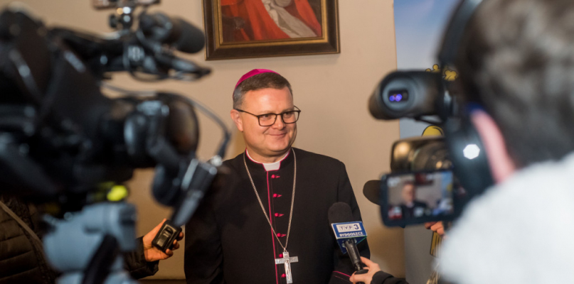 Biskup Śmigiel przywitał się w piątek z toruńskimi dziennikarzami. Fot. Tomasz Berent