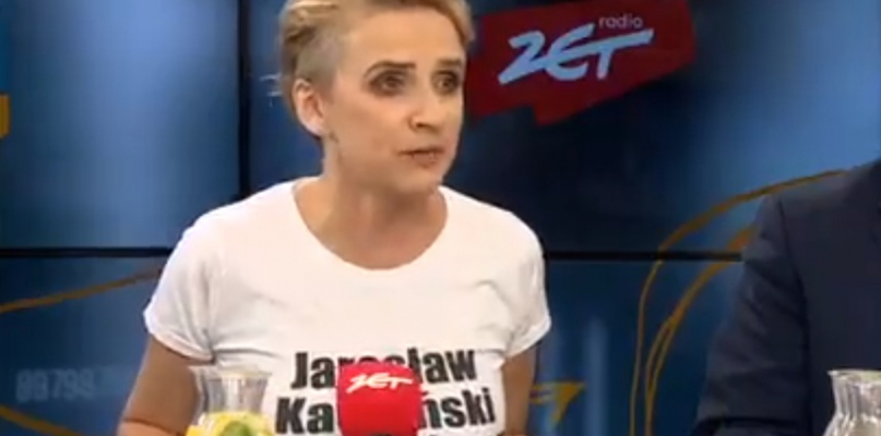 Joanna Scheuring - Wielgus przyszła do radiowego studia w koszulce "Jarosław Kaczyński jest tchórzem". Źródło screena: Radio Zet, Polsat News