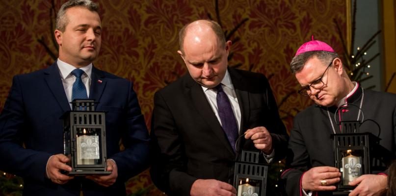 Mikołaj Bogdanowicz, Piotr Całbecki i ks. bp Wiesław Śmigiel  podczas spotkania opłatkowego samorządu województwa, fot. Tomasz Berent
