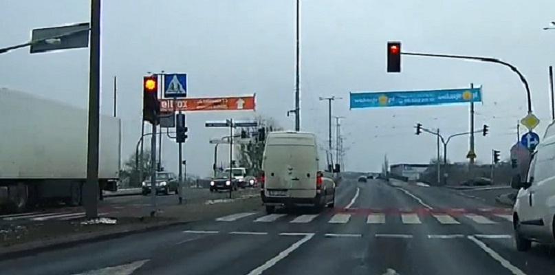Kierowca volkswagena przejechał przez czerwone światło, chociaż miał czas na hamowanie. Fot. nagranie