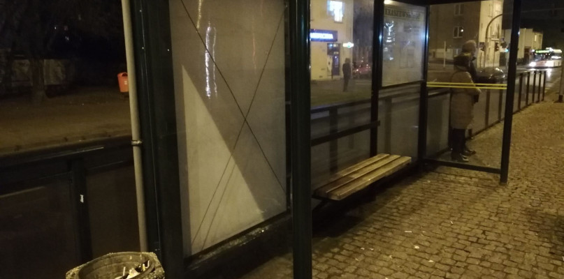 Wybita szyba na przystanku przy ul. Kraszewskiego    Fot. Nadesłana