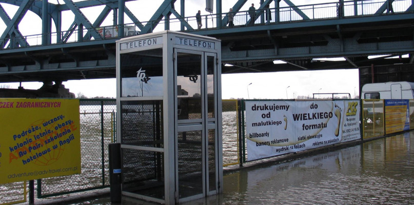 Telefon powodziowy - zdjęcie wykonane w kwietniu 2006 roku   Fot. Facebook - Zrozumieć Wisłę