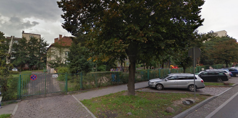 Radna apeluje o zamontowanie progu przy przedszkolu   Fot. Screen z Google