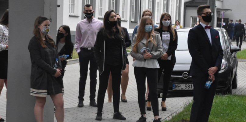 Maturzyści czekają na wejście do sal egzaminacyjnych fot. Michał Osiecki