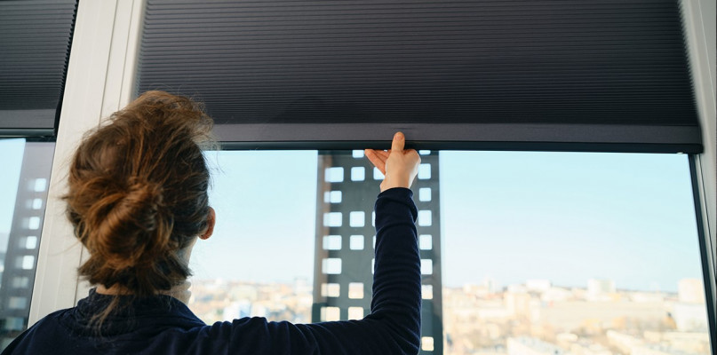 Plisy w oknach stanowią jedno z najciekawszych i coraz bardziej popularnych rozwiązań aranżacyjnych. Fot. ANWIS 