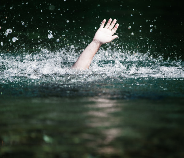 Ogromna tragedia w pobliżu Torunia. 46-latka utonęła w jeziorze!-40124