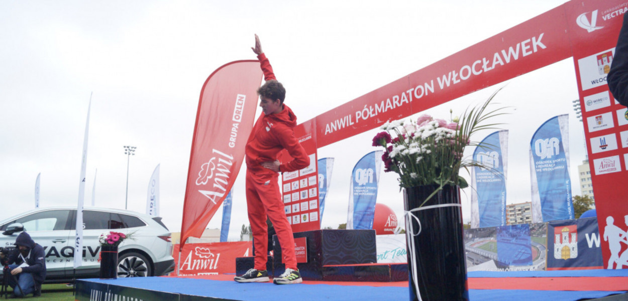 Sebastian Urbaniak w czasie rozgrzewki przez 9. Anwil Włocławek Półmaratonem. Fot. archiwum DDWloclawek.pl