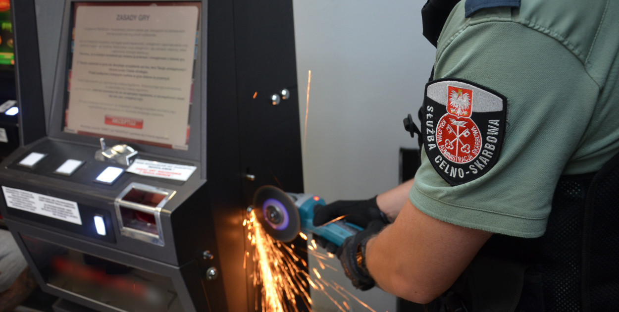 Funkcjonariusz otwierający automat do gier. Zdjęcie: KAS