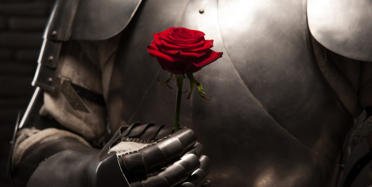 Rycerz w zbroi z różą. Zdjęcie ilustracyjne. Depositphotos