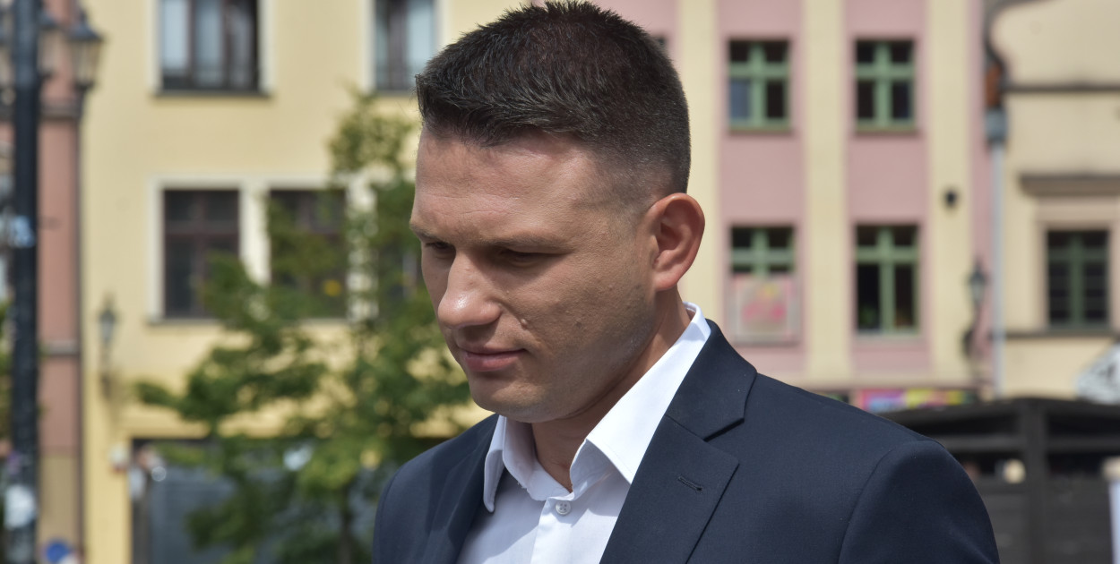 Sławomir Mentzen na konferencji Konfederacji w Toruniu. Zdjęcie: Weronika Polichnowska 