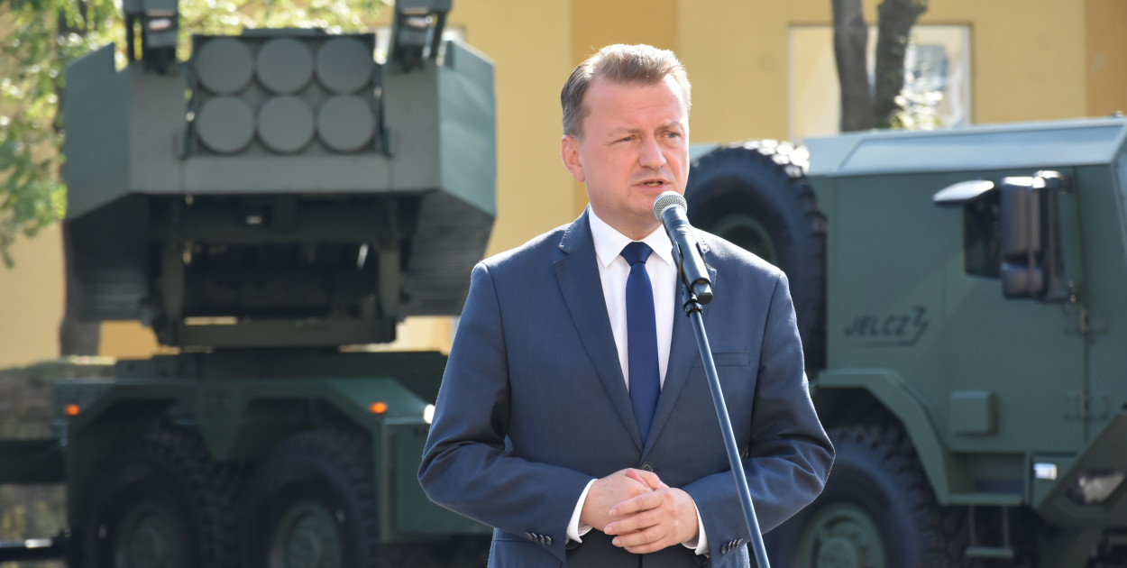 Mariusz Błaszczak na tle wyrzutni rakietowej HIMARS. Fot: Weronika Polichnowska