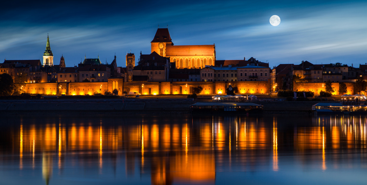 Panorama Torunia nocą. Zdjęcie ilustracyjne. Depositphotos