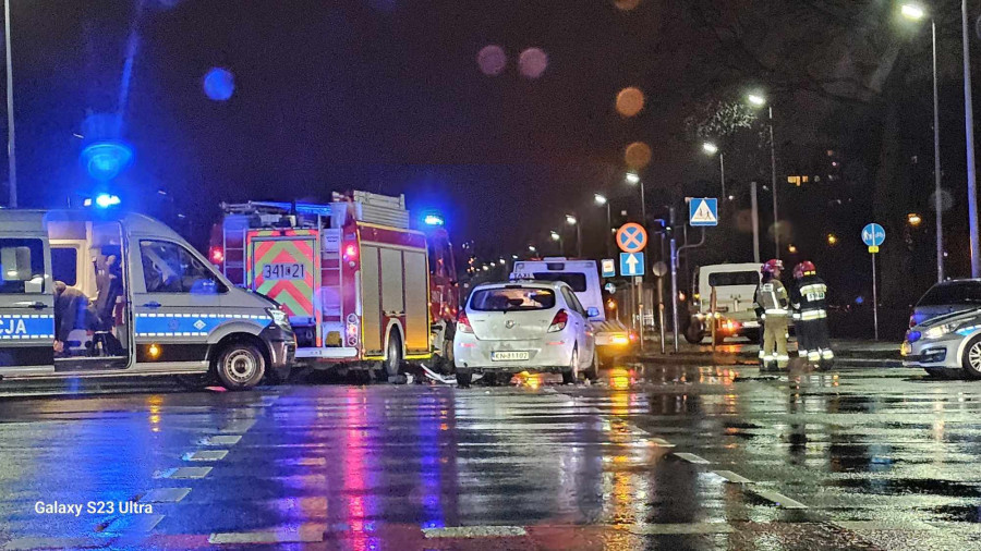 fot z wypadku, służby i rozbity samochód. Autor: Joanna/nadesłane