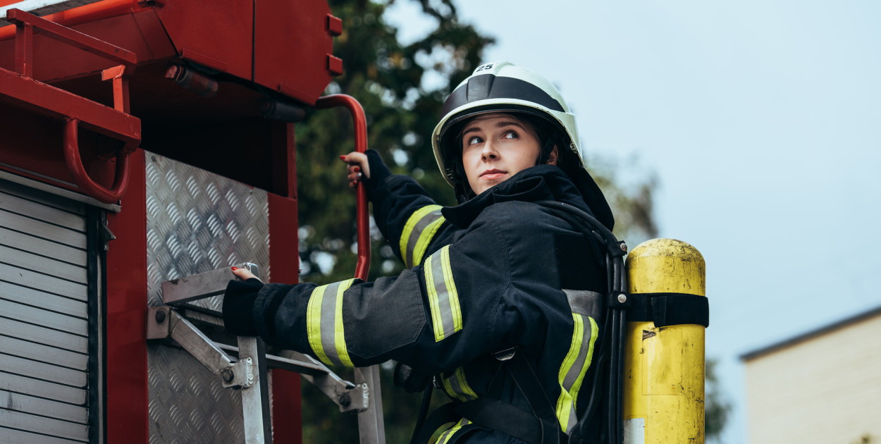 Kobieta w stroju strażackim. Zdjęcie ilustracyjne. Depositphotos