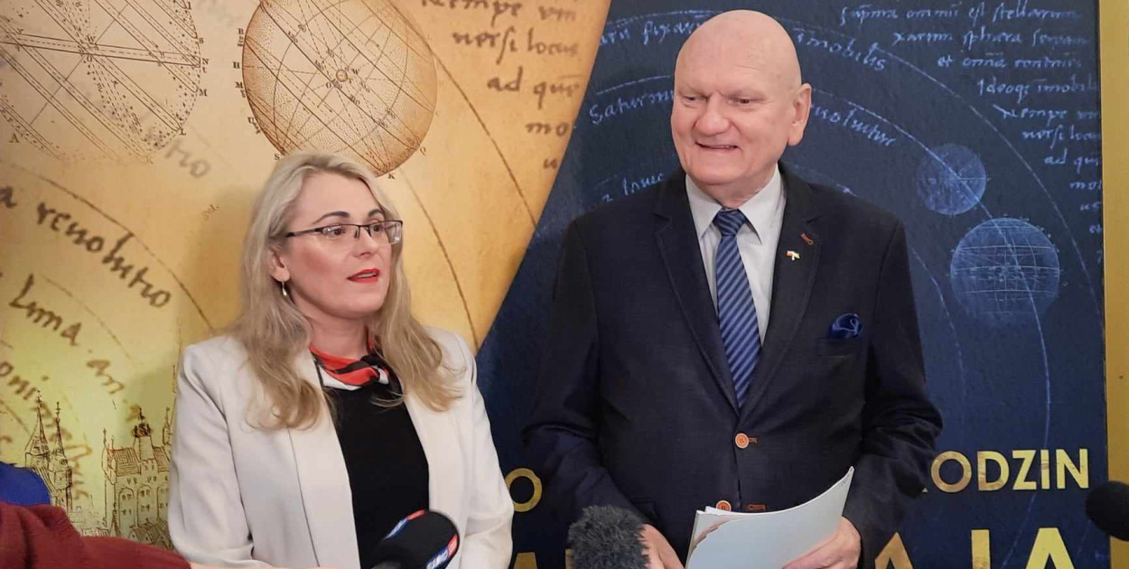 Nowa dyrektor SP 12 Barbara Iwanowska i prezydent Torunia Michał Zaleski. Fot: Weronika Polichnowska