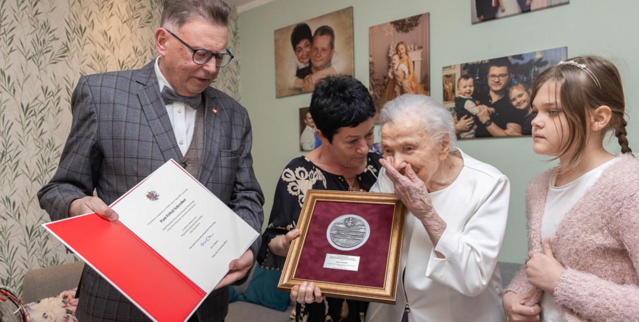 Wręczenie medalu Unitas Durat Felicji Schreiber, fot. Tomasz Czachorowski/eventphoto.com.pl