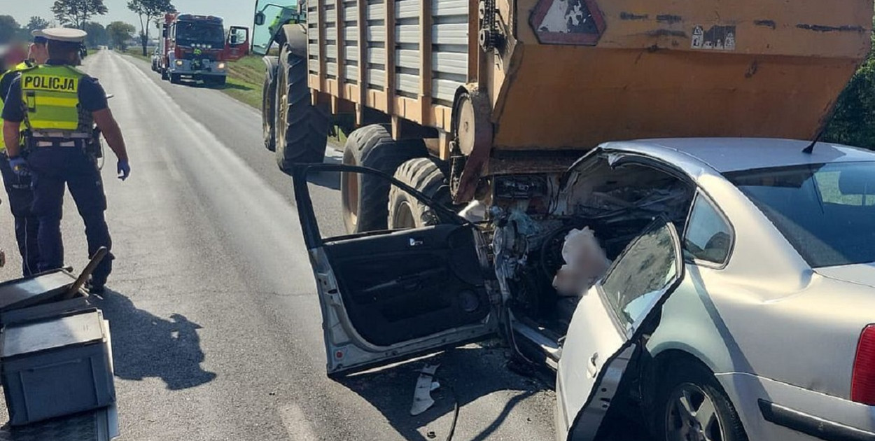 Tragiczny wypadek w Makówcu. Kierowca passata uderzył w przyczepę, pasażer zginął. Fot. KPP w Lipnie