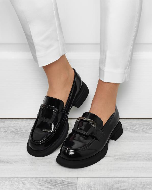Mokasyny damskie ze skóry lakierowanej na klocku