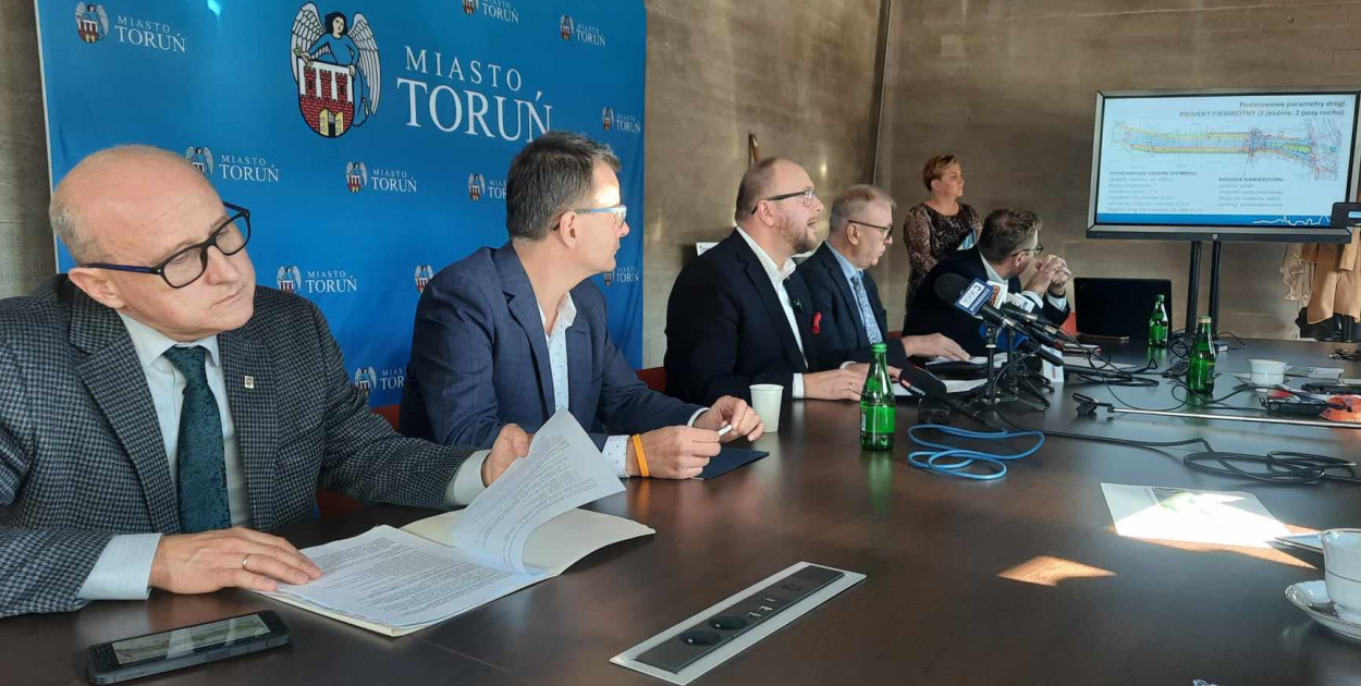 Zdjęcie z konferencji ds. Trasy Staromostowej. Fot: Weronika Polichnowska 