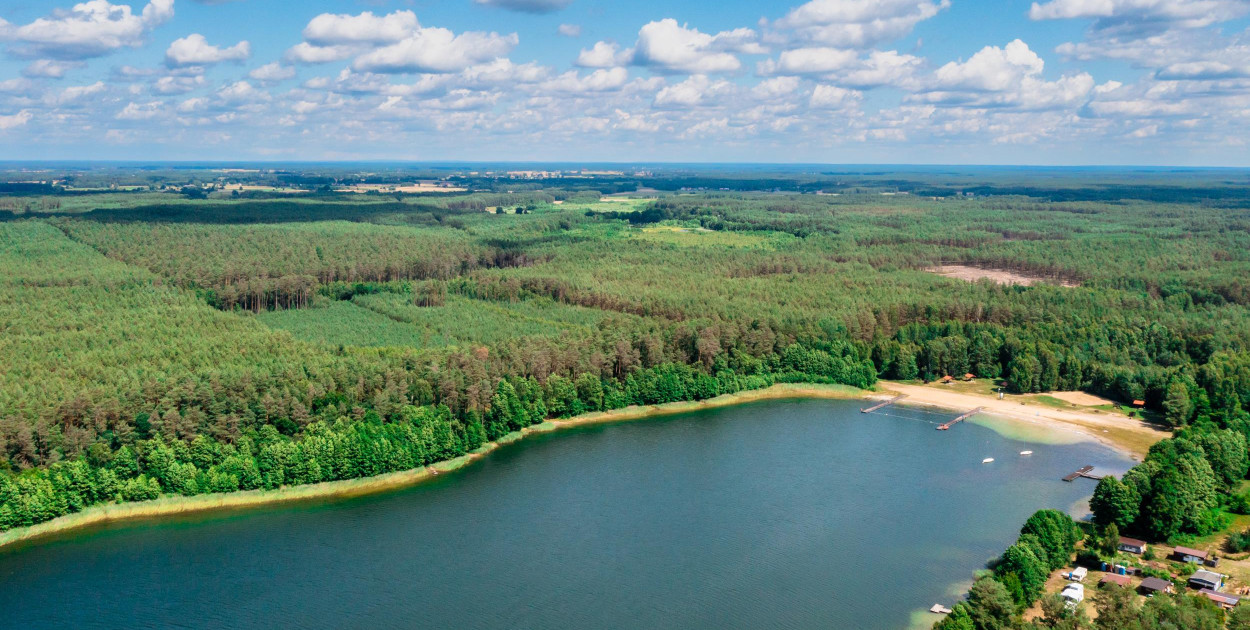 Ośrodek wypoczynkowy nad jeziorem w Ostrowitem – oferta na sprzedaż. Fot. Centrum Wsparcia Biznesu w Toruniu