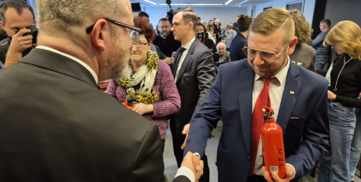 Grzegorz Braun odwiedzi Toruń! Gaśnice na wiecu? To nie żart. Sprawdź, co planuje kontrowersyjny kandydat na prezydenta! Fot. Jakub Kozłowski (ki24.info)