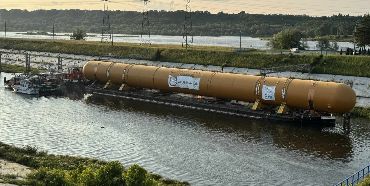 Jeden z dwóch ładunków czekający na śluzowanie na Stopniu Wolnym. Fot. DD.