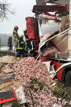 Kierowca zakleszczony w ciężarówce. Tona mięsa na drodze-12260