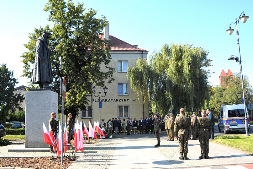 Złożenie kwiatów pod pomnikiem Józefa Hallera