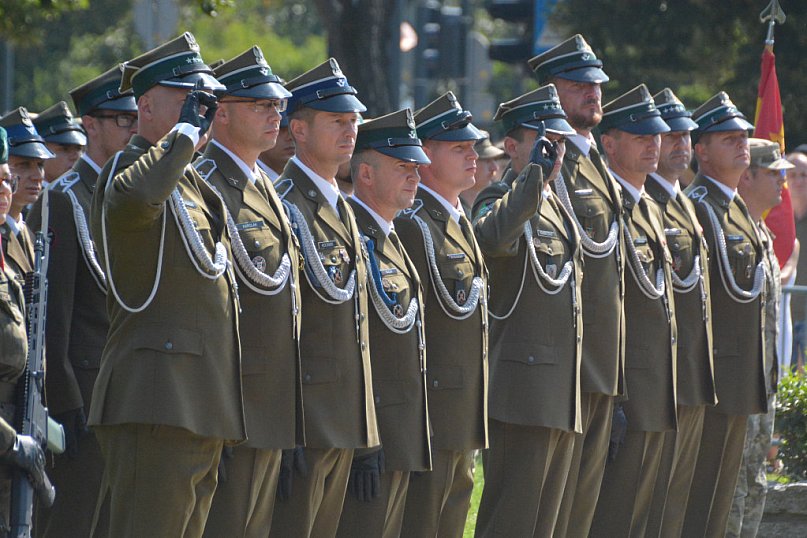 Uroczysty apel pod pomnikiem Piłudskiego