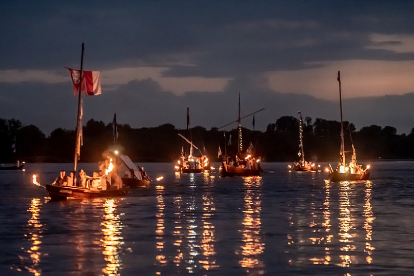 Nocna parada łodzi w Toruniu