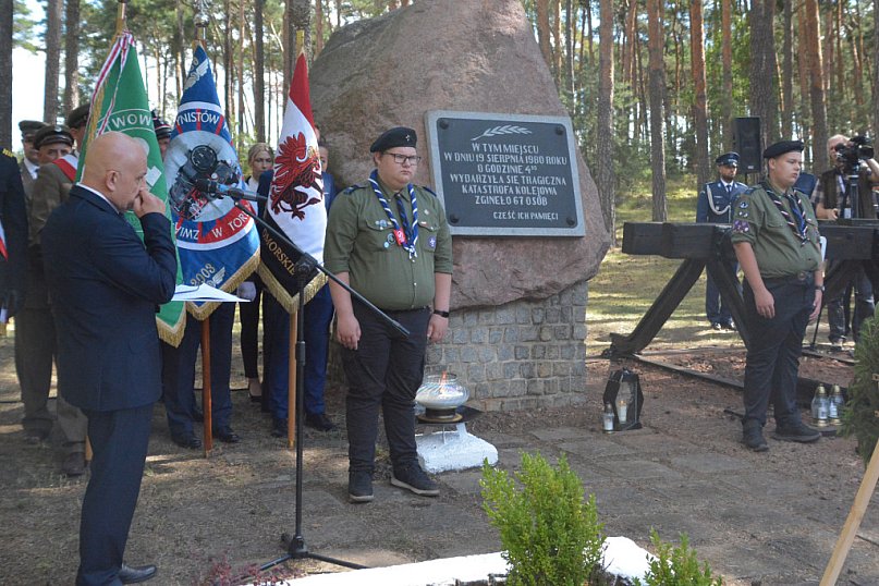 Uroczystości pod pomnikiem w Otłoczynie
