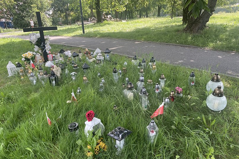 W Parku Glazja wciąż płoną znicze