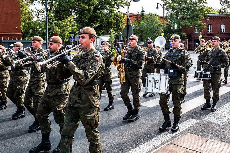 Przemarsz żołnierzy przez starówkę