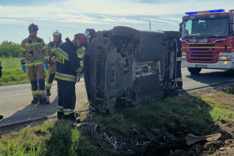 Osobówka wylądowała na boku!