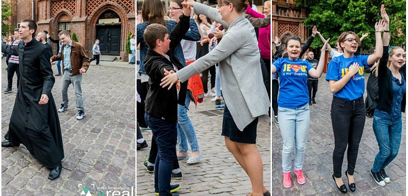 Zamiast się modlić, zatańczyli. Czy teraz wiecie czym jest fishmob? 