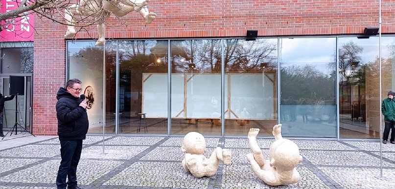 Nowa rzeźba ozdobiła Toruń. Wykonał ją ceniony artysta. Zwraca uwagę? 