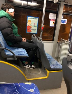 Toruń: zrobiła mu zdjęcie w autobusie. Twierdzi, że olewa obostrzenia-36882