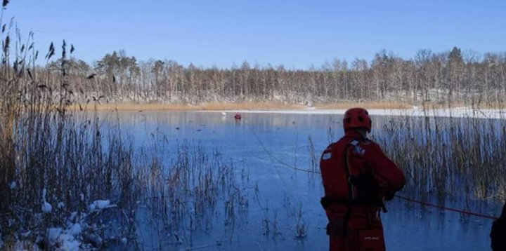 Akcja ratunkowa na jeziorze pod Toruniem. Strażacy...-43685