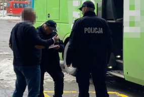 Kobieta zostawiła swoje dzieci w autobusie. Interweniowali policjanci z Torunia!-43730